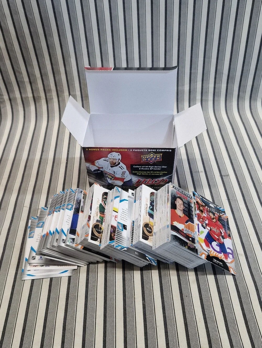 Upper Deck MVP Hockey 2021-22 2022-23 Space Jam Mixed Lot 900 Cards
